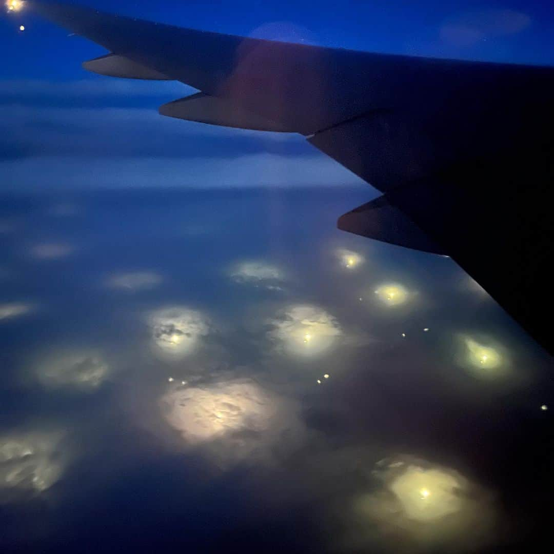 二見夕貴さんのインスタグラム写真 - (二見夕貴Instagram)「. 空の美術館 💙✈︎☁️  空まにあ&ミニチュアまにあなので 飛行機大すき😍必ず窓際席🫰🏻 映画よりも空や空から見下ろす景色が 気になってしょうがないわたしです☺️  久しぶりの長時間フライト、 初の香港経由便で 素敵な景色をたくさん堪能しました💓  swipe ☞ 4 aiko聴きながらめちゃ感動した光景!! 香港近くだったんだけど なんだったんだろうこれ🥹. *  swipe☞ 6 月と地中海🫶🏻  飛行機から観る星空だいすき🫶🏻🌌 (うまく見るには怪しい工夫が必要w )  swipe ☞ 8 砂漠に続く光景が見れた！ Google Earthでもっと見たい  #flightview #flights #ilovesky #beautifulclouds #skymuseum #catheypacific #空旅 #飛行機 #フライト #空好き #雲好き #空まにあ #空の写真 #飛行機からの景色 #空の美術館 #キャセイパシフィック航空」6月30日 0時35分 - yyyuki___