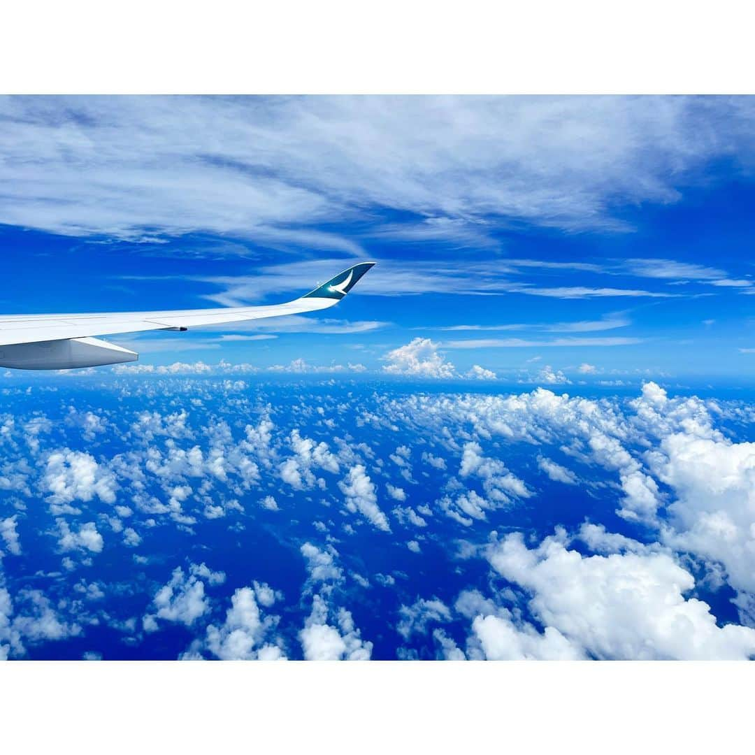 二見夕貴さんのインスタグラム写真 - (二見夕貴Instagram)「. 空の美術館 💙✈︎☁️  空まにあ&ミニチュアまにあなので 飛行機大すき😍必ず窓際席🫰🏻 映画よりも空や空から見下ろす景色が 気になってしょうがないわたしです☺️  久しぶりの長時間フライト、 初の香港経由便で 素敵な景色をたくさん堪能しました💓  swipe ☞ 4 aiko聴きながらめちゃ感動した光景!! 香港近くだったんだけど なんだったんだろうこれ🥹. *  swipe☞ 6 月と地中海🫶🏻  飛行機から観る星空だいすき🫶🏻🌌 (うまく見るには怪しい工夫が必要w )  swipe ☞ 8 砂漠に続く光景が見れた！ Google Earthでもっと見たい  #flightview #flights #ilovesky #beautifulclouds #skymuseum #catheypacific #空旅 #飛行機 #フライト #空好き #雲好き #空まにあ #空の写真 #飛行機からの景色 #空の美術館 #キャセイパシフィック航空」6月30日 0時35分 - yyyuki___