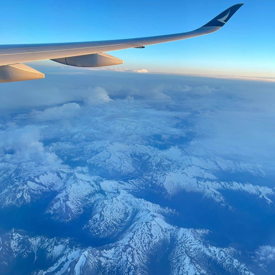 二見夕貴さんのインスタグラム写真 - (二見夕貴Instagram)「. 空の美術館 💙✈︎☁️  空まにあ&ミニチュアまにあなので 飛行機大すき😍必ず窓際席🫰🏻 映画よりも空や空から見下ろす景色が 気になってしょうがないわたしです☺️  久しぶりの長時間フライト、 初の香港経由便で 素敵な景色をたくさん堪能しました💓  swipe ☞ 4 aiko聴きながらめちゃ感動した光景!! 香港近くだったんだけど なんだったんだろうこれ🥹. *  swipe☞ 6 月と地中海🫶🏻  飛行機から観る星空だいすき🫶🏻🌌 (うまく見るには怪しい工夫が必要w )  swipe ☞ 8 砂漠に続く光景が見れた！ Google Earthでもっと見たい  #flightview #flights #ilovesky #beautifulclouds #skymuseum #catheypacific #空旅 #飛行機 #フライト #空好き #雲好き #空まにあ #空の写真 #飛行機からの景色 #空の美術館 #キャセイパシフィック航空」6月30日 0時35分 - yyyuki___