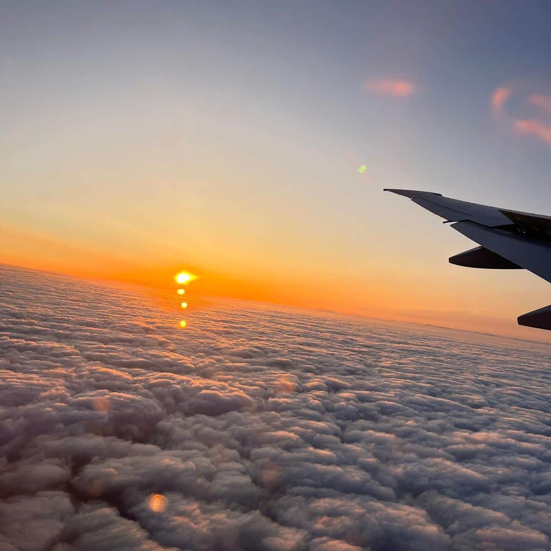 二見夕貴さんのインスタグラム写真 - (二見夕貴Instagram)「. 空の美術館 💙✈︎☁️  空まにあ&ミニチュアまにあなので 飛行機大すき😍必ず窓際席🫰🏻 映画よりも空や空から見下ろす景色が 気になってしょうがないわたしです☺️  久しぶりの長時間フライト、 初の香港経由便で 素敵な景色をたくさん堪能しました💓  swipe ☞ 4 aiko聴きながらめちゃ感動した光景!! 香港近くだったんだけど なんだったんだろうこれ🥹. *  swipe☞ 6 月と地中海🫶🏻  飛行機から観る星空だいすき🫶🏻🌌 (うまく見るには怪しい工夫が必要w )  swipe ☞ 8 砂漠に続く光景が見れた！ Google Earthでもっと見たい  #flightview #flights #ilovesky #beautifulclouds #skymuseum #catheypacific #空旅 #飛行機 #フライト #空好き #雲好き #空まにあ #空の写真 #飛行機からの景色 #空の美術館 #キャセイパシフィック航空」6月30日 0時35分 - yyyuki___