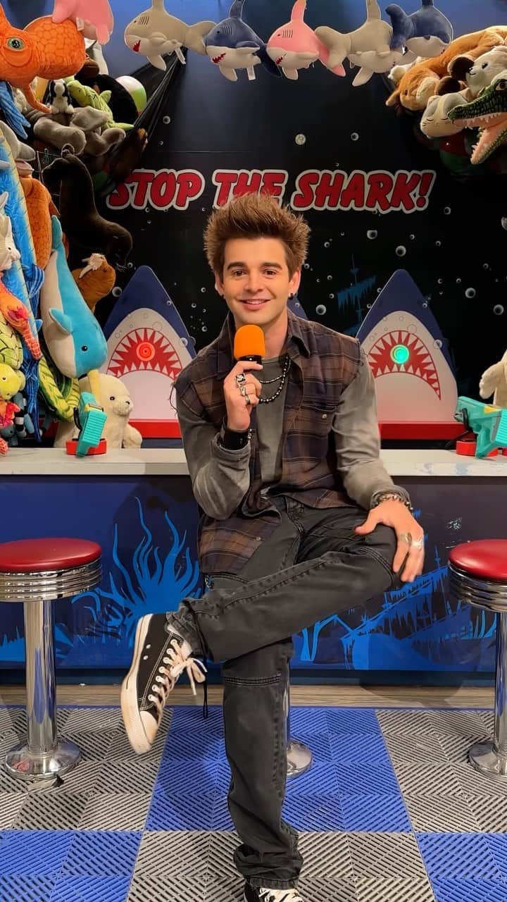 ジャック・グリフォーのインスタグラム：「Scotty in the house! 🤘 catch @jackgriffo on #ErinAndAaron tonight at 8p/7c!」