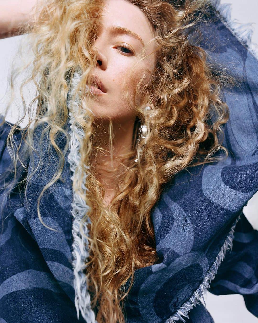 エミリオプッチのインスタグラム：「Marmo makes denim better.  Discover the Marmo-printed denim styles of the Initials E.P. collection.  Artistic Director : @CamilleMiceli Photographer: @vitofernicola Stylist: @kegrand Model: @raquel_zimmermann Casting Director: @piergiorgio Hair: @sydhayeshair Makeup: @mirandajoyce Creative Direction & Production: @aldenteparis  #Pucci #InitialsEP」