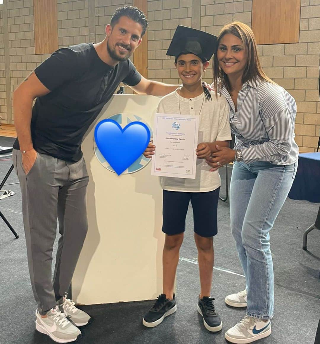 ケヴィン・ミララスのインスタグラム：「mom and dad are proud of you❤️you worked very well and your effort has been awarded👏🏼🧑🏻‍🎓🤩」