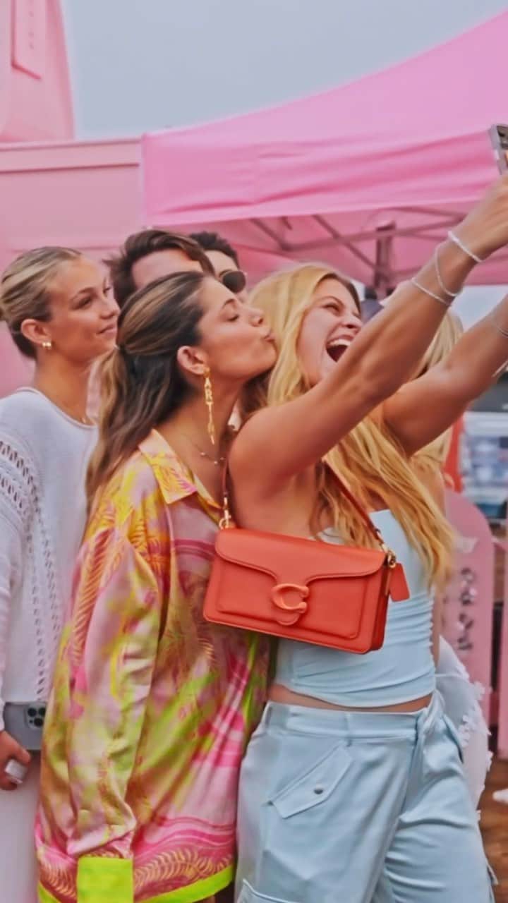 コーチのインスタグラム：「Tabby Tour takes the Hamptons. 💕🍨 Our best bag met some new besties out east last weekend… see any familiar faces? Special thanks to @littlewordsproject for the v. cute bracelets. Where we’re heading next 👇    💓 July 1-2: Los Angeles, CA - Abbot Kinney  💓 July 4: San Diego, CA - Big Bay Boom  💓 July 7-9: Los Angeles, CA - Santa Monica Pier  💓 July 21-23: Chicago, IL - Navy Pier  💓 August 5: New York, NY - Woodbury Commons    Visit the link in our bio to learn more. #TabbyBag #InMyTabby #CoachNY」