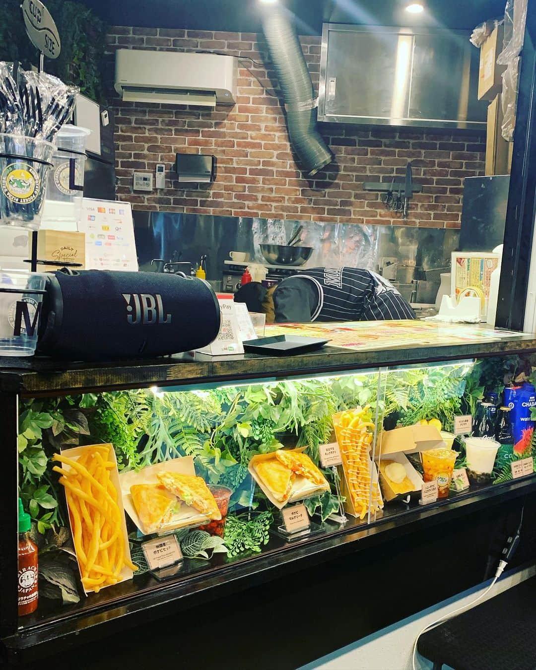 KagitaYukikoさんのインスタグラム写真 - (KagitaYukikoInstagram)「🦉✨🍕 ポテトなが〜〜い❣️❣️  このソースも クセになるお味で うまうまやぁ〜😋♪♪  こちらのお店は、 Yahooニュースにも取り上げられた✨✨  池袋にある☆★ インドとネパールで 修業したシェフが手掛ける★☆ ポケットピザの✨🍕 新店舗✨✨  ＊MAD CHEFs 池袋東口店＊ @madchefs03  完全手仕込みのポケットピザと 長いロングポテトに ドリンクメニューも豊富♡♡  ★照焼チキンポケピ ☆旨辛スパイシーキングポテト ★アイスティー🎶アールグレイ  ポケピは、 ホットサンドみたいな感じで チーズとろ〜り🧀 美味しかった💕  朝は10:00〜 夜は23:00まで開いてるのも うれしいね♪♪  #ゆきんこ #グルメ　 PR @madchefs03 #madchefs  #ピザ専門店  #ポケットピザ  #ロングポテト  #池袋ピザ  #池袋テイクアウト  #池袋グルメ  #豊島区グルメ」6月30日 0時54分 - mermaid.yukinko