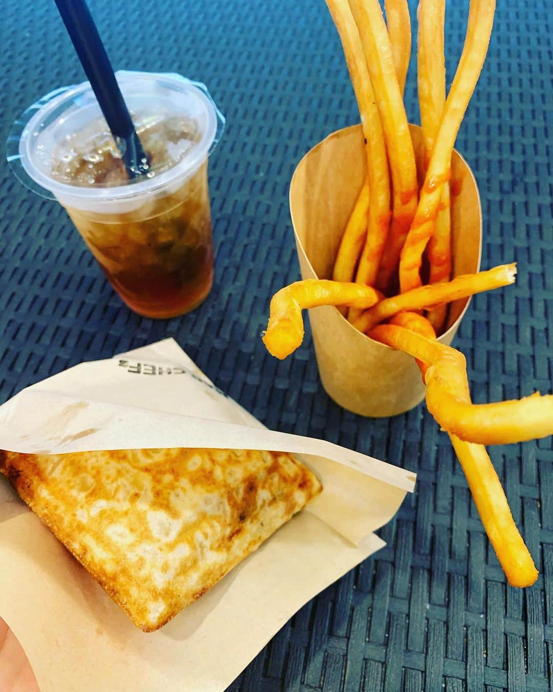 KagitaYukikoさんのインスタグラム写真 - (KagitaYukikoInstagram)「🦉✨🍕 ポテトなが〜〜い❣️❣️  このソースも クセになるお味で うまうまやぁ〜😋♪♪  こちらのお店は、 Yahooニュースにも取り上げられた✨✨  池袋にある☆★ インドとネパールで 修業したシェフが手掛ける★☆ ポケットピザの✨🍕 新店舗✨✨  ＊MAD CHEFs 池袋東口店＊ @madchefs03  完全手仕込みのポケットピザと 長いロングポテトに ドリンクメニューも豊富♡♡  ★照焼チキンポケピ ☆旨辛スパイシーキングポテト ★アイスティー🎶アールグレイ  ポケピは、 ホットサンドみたいな感じで チーズとろ〜り🧀 美味しかった💕  朝は10:00〜 夜は23:00まで開いてるのも うれしいね♪♪  #ゆきんこ #グルメ　 PR @madchefs03 #madchefs  #ピザ専門店  #ポケットピザ  #ロングポテト  #池袋ピザ  #池袋テイクアウト  #池袋グルメ  #豊島区グルメ」6月30日 0時54分 - mermaid.yukinko