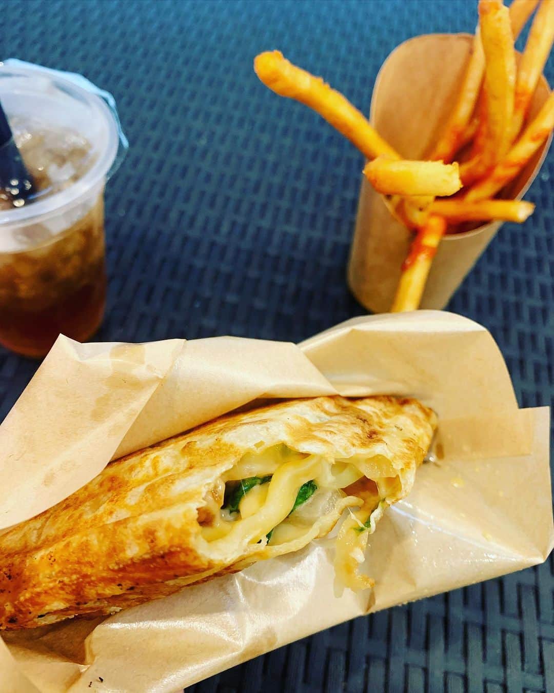 KagitaYukikoさんのインスタグラム写真 - (KagitaYukikoInstagram)「🦉✨🍕 ポテトなが〜〜い❣️❣️  このソースも クセになるお味で うまうまやぁ〜😋♪♪  こちらのお店は、 Yahooニュースにも取り上げられた✨✨  池袋にある☆★ インドとネパールで 修業したシェフが手掛ける★☆ ポケットピザの✨🍕 新店舗✨✨  ＊MAD CHEFs 池袋東口店＊ @madchefs03  完全手仕込みのポケットピザと 長いロングポテトに ドリンクメニューも豊富♡♡  ★照焼チキンポケピ ☆旨辛スパイシーキングポテト ★アイスティー🎶アールグレイ  ポケピは、 ホットサンドみたいな感じで チーズとろ〜り🧀 美味しかった💕  朝は10:00〜 夜は23:00まで開いてるのも うれしいね♪♪  #ゆきんこ #グルメ　 PR @madchefs03 #madchefs  #ピザ専門店  #ポケットピザ  #ロングポテト  #池袋ピザ  #池袋テイクアウト  #池袋グルメ  #豊島区グルメ」6月30日 0時54分 - mermaid.yukinko