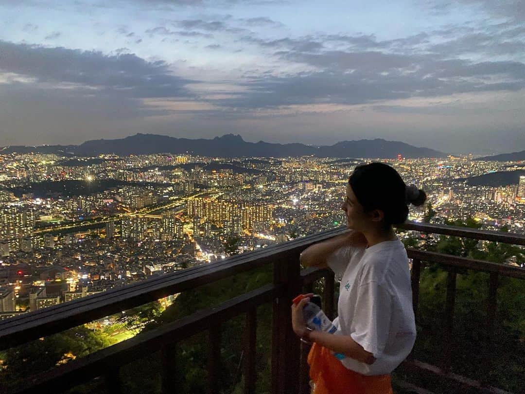 ナム・ボラのインスタグラム：「용마산 야간 등산🌌」