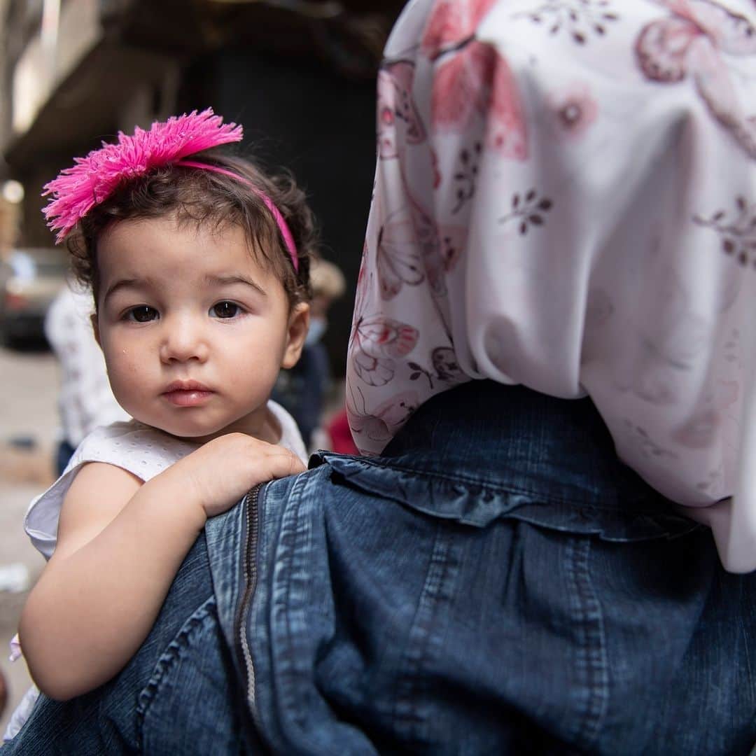 unicefさんのインスタグラム写真 - (unicefInstagram)「1-year-old Sham is on her way to a healthier future after a UNICEF-supported vaccination drive in Syria.  “I knew that my daughter might feel a little pain when being injected, but vaccination is good for her safety and health,” says her mother, Lama.  Thanks to your support, health workers are delivering hundreds of thousands of vaccines to children across the country.  #ForEveryChild, health.   © UNICEF/Belal」6月30日 1時00分 - unicef