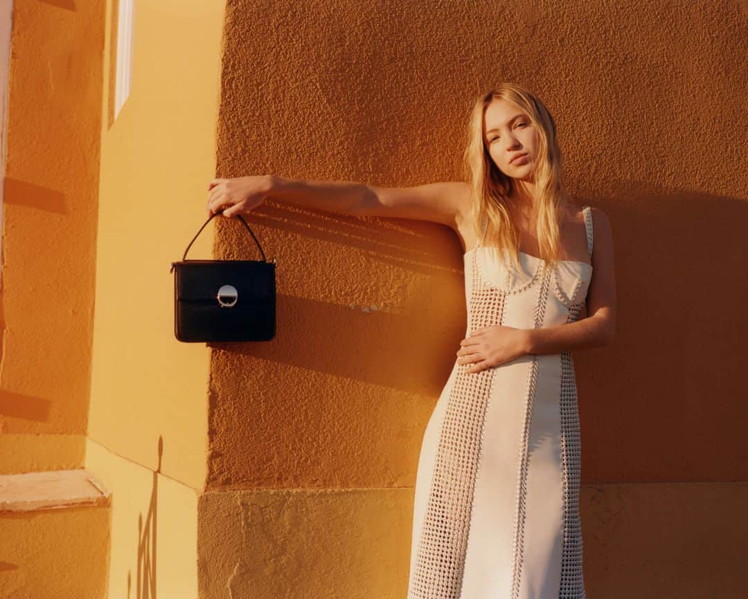 Chloéさんのインスタグラム写真 - (ChloéInstagram)「@lilamoss carries the Penelope top handle bag in smooth black leather – its sleek lines and coin closure illuminated by the golden dusk light.  Photographed by @colin_dodgson.  #ChloeSS23​」6月30日 1時00分 - chloe