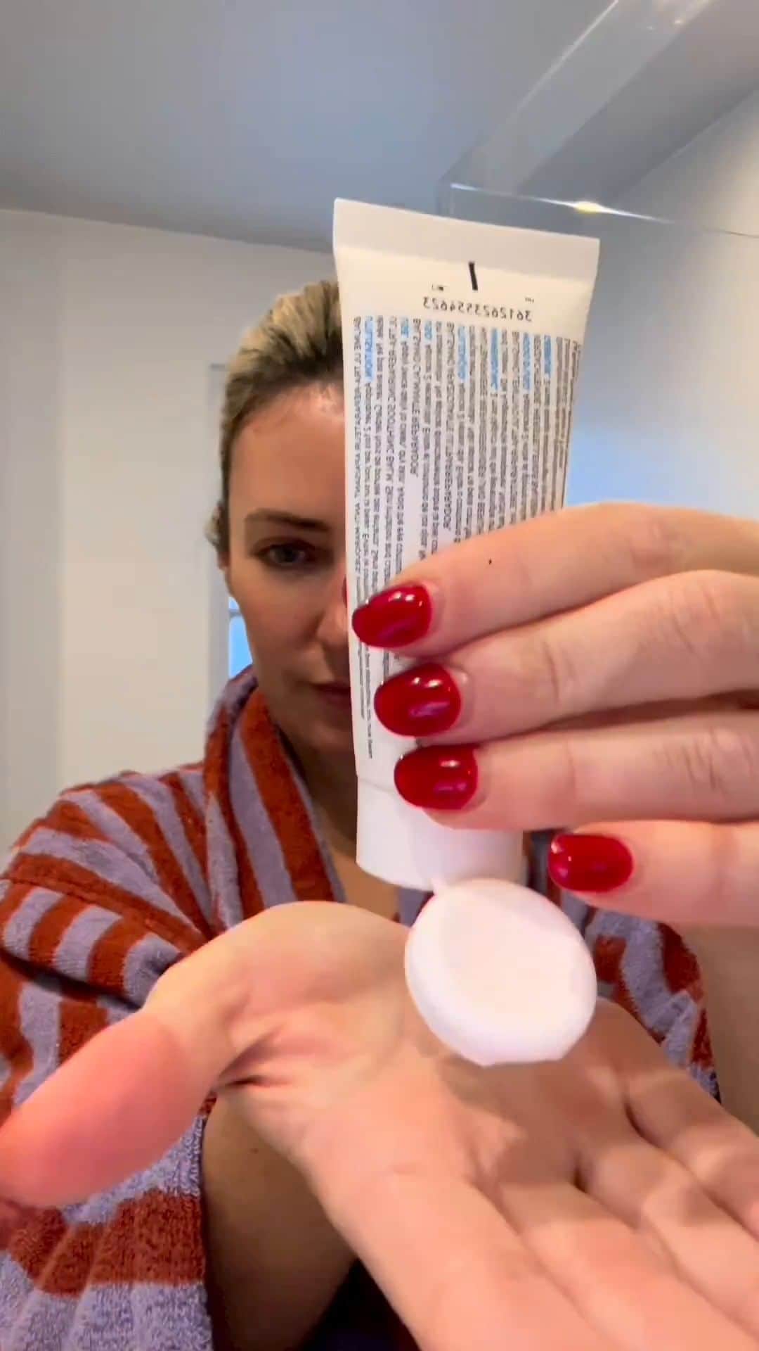 La Roche-Posayのインスタグラム：「If you have eczema-prone skin or dry skin like @jacquifelgate, you can count on Cicaplast Baume B5 to provide hydration and repair to dry patches and rough areas of your skin. Bonus: it can also be used post-procedure after skin treatments.   💧 A rich nourishing texture to soothe extreme dryness and redness. 👶 Dermatologically tested for sensitive skin, including babies 3 months+ 💙 A multi-repairing hydrating balm for everyday care.  Are you familiar with Cicaplast Baume B5? Let us know what you think and how it works best for you!  All languages spoken here! Feel free to talk to us at anytime. #larocheposay #cicaplast #eczemaproneskin #dryskin Global official page from La Roche-Posay, France.」