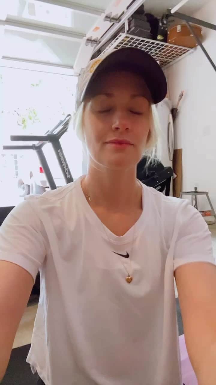 ベス・ベアーズのインスタグラム：「I started weight training in addition to my 365-day yoga challenge and it has definitely been a challenge. So thankful to be on this journey and have @drinkorgain to give me the energy to not only win at one but two workouts a day. #orgainpartner #keepitgoing2023 #energyftw」