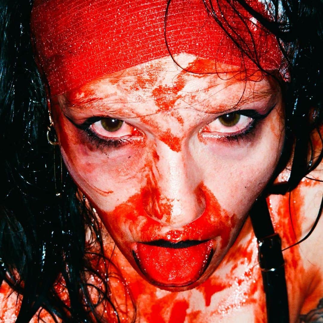 Alternative Pressさんのインスタグラム写真 - (Alternative PressInstagram)「We sat down with photographer @sarahpardini to unpack her vibrant work, the community of artists she’s created around it, and what it’s like shooting, and sleeping, on a tour bus. *linkinbio」6月30日 1時06分 - altpress