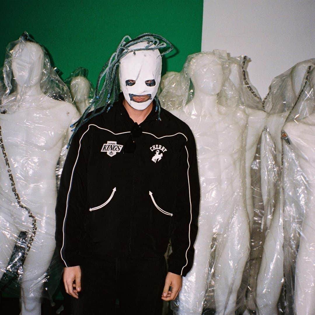 Alternative Pressさんのインスタグラム写真 - (Alternative PressInstagram)「We sat down with photographer @sarahpardini to unpack her vibrant work, the community of artists she’s created around it, and what it’s like shooting, and sleeping, on a tour bus. *linkinbio」6月30日 1時06分 - altpress