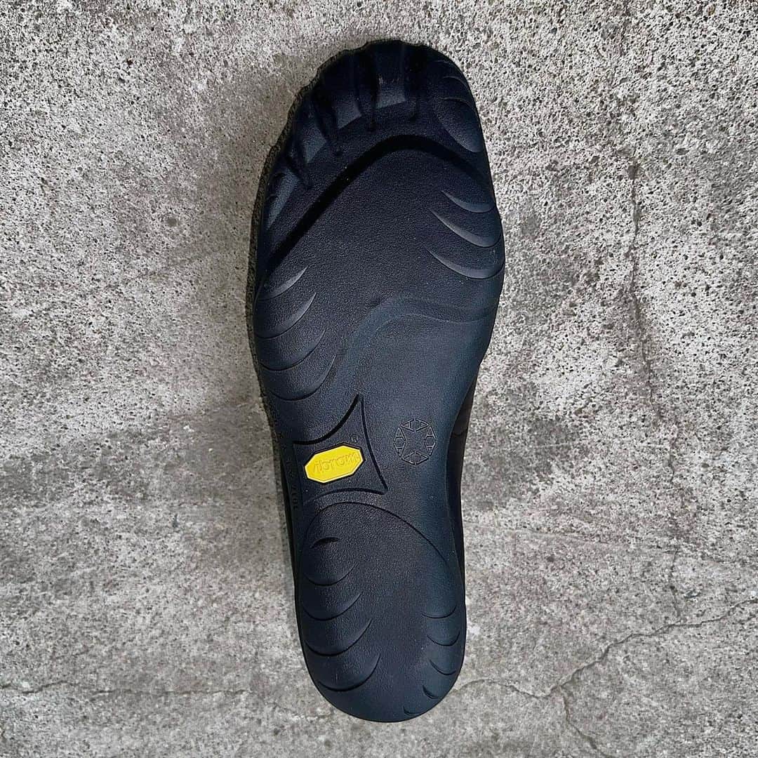 ビブラムさんのインスタグラム写真 - (ビブラムInstagram)「Specifically designed for @alyxstudio, this sole recalls the natural shapes of the foot and the iconic @vibramfivefingers Original sole, thanks to its minimalistic design,  provinding the optimal compromise between durability and grip.  Via @alyxstudio   #Vibram #ConfidenceInEveryStep #YourConnectionToEarth」6月30日 1時07分 - vibram