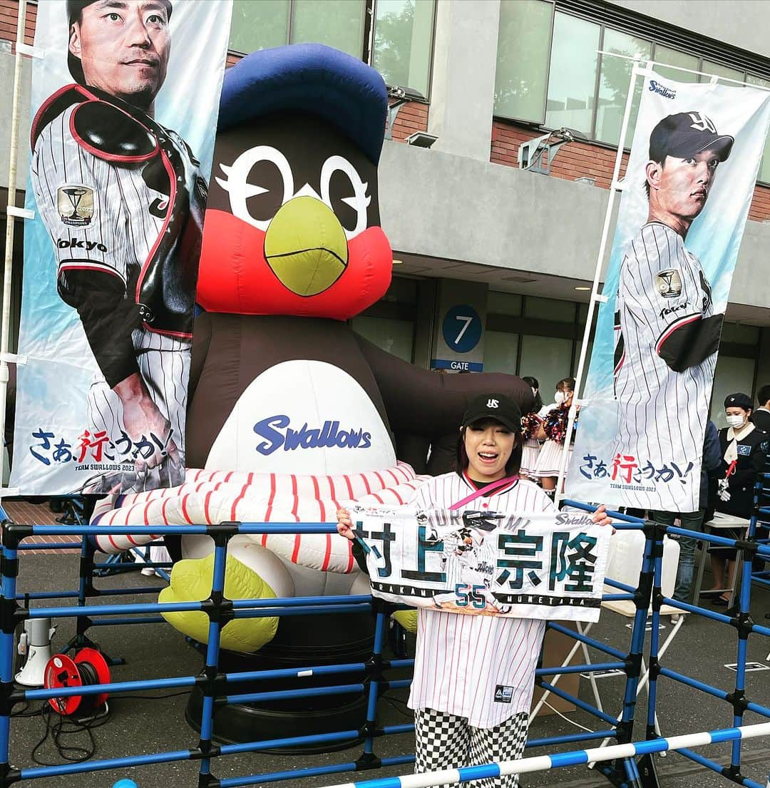 DASH・チサコのインスタグラム：「神宮球場へ行ってきました⚾️♥ 村上様を近くで見れた🥰 また、応援に行かなくては♥♥  #swallows  #ヤクルトスワローズ  #すわほー  #さぁいこうか  #つば九郎  #村上宗隆  #推し活 #仙女  #sendaigirlspro #女子プロレス #プロレス #SENJO #dashchisako」