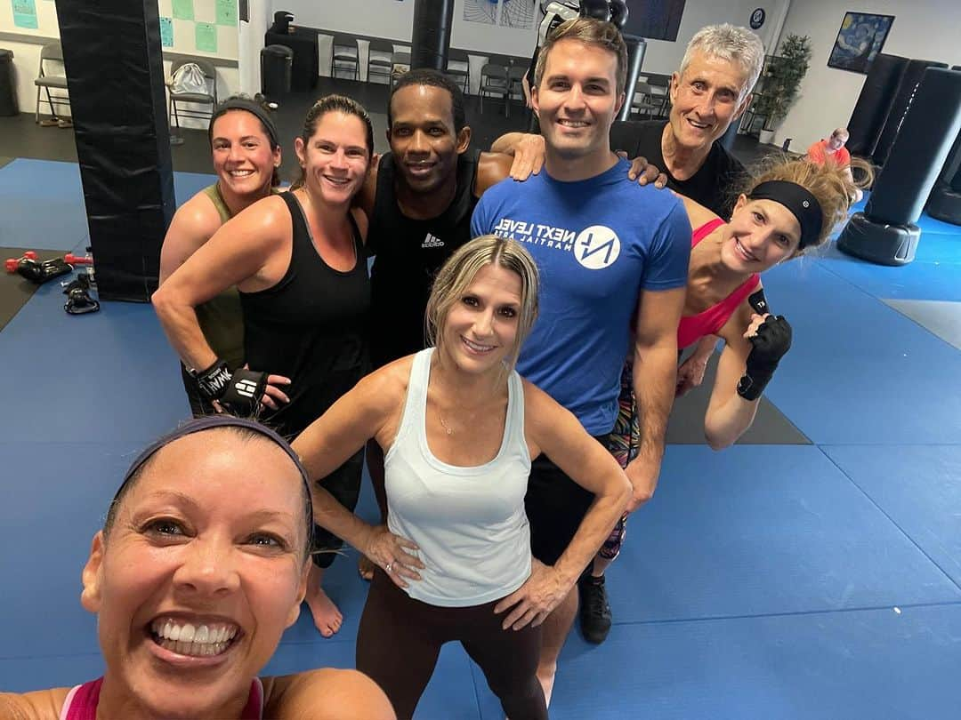 ヴァネッサ・ウィリアムスさんのインスタグラム写真 - (ヴァネッサ・ウィリアムスInstagram)「Morning workout with my kickboxing crew 🥊 Owner Chris Hall keeping me sweaty at 60! 💦」6月30日 1時14分 - vanessawilliamsofficial