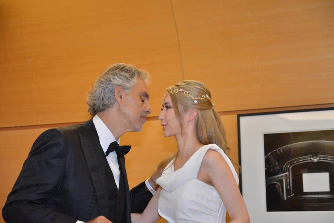 サラ・オレインさんのインスタグラム写真 - (サラ・オレインInstagram)「Time to Say Goodbye  Con Andrea Bocelli partirò    #FBF #flashbackfriday #AndreaBocelli #アンドレアボチェッリ #Armani #アルーマニ」6月30日 1時29分 - sarahalainn