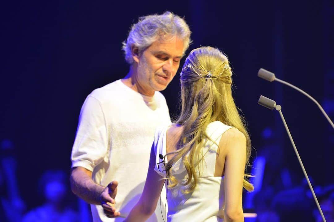 サラ・オレインのインスタグラム：「Time to Say Goodbye  Con Andrea Bocelli partirò    #FBF #flashbackfriday #AndreaBocelli #アンドレアボチェッリ #Armani #アルーマニ」