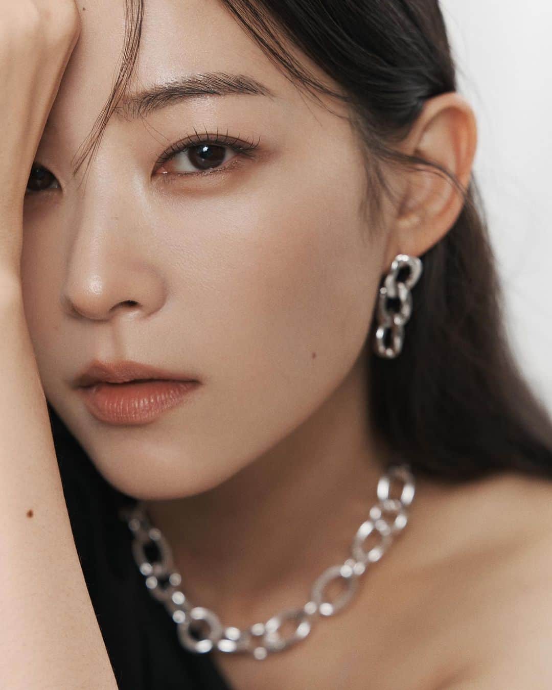 アーデン・チョーのインスタグラム：「I see you 🖤」