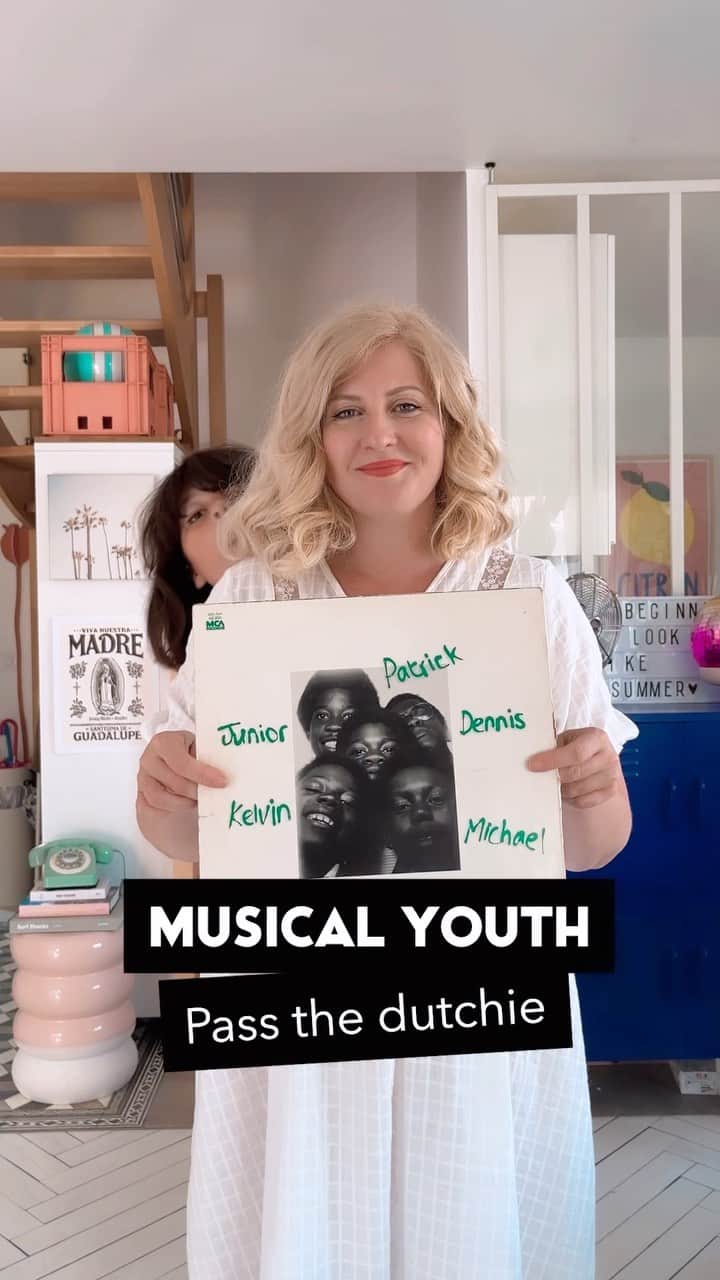 のインスタグラム：「Collaboration commerciale rémunérée.  Pour cette vidéo avec Mia, j’ai choisi un vinyle qui à mon sens représente la joie, le soleil et les vacances, je pense que vous vous souvenez tous de ce son , n’est ce pas?!  Pour l’occasion nous portons des vêtements issus de la gamme Basics de @smallable_store   « All you need is (good) basics » est à la fois la signature et la promesse de Smallable Basics. On a tous un t-shirt ou un sweat-shirt que l’on aimerait garder toute sa vie tant sa coupe, sa couleur, et sa capacité à résister au temps en font la pièce parfaite et incontournable de notre garde robe. Voilà ce que Smallable Basics vous propose, des basics de très bonne facture pour toute la famille, fabriqués au Portugal dans des Jersey vraiment très doux, des coupes actuelles.  Sur nos modèles, nous avons également une petite broderie personnalisée qui rend chaque vêtement unique!  On est d’accord que le petit look de ma Mia est parfait?! Évidemment elle n’a pas besoin de mon aide pour cela!  On vous embrasse, Mia & Elisa」