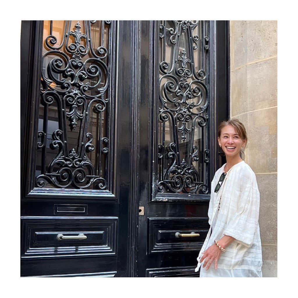 稲沢朋子さんのインスタグラム写真 - (稲沢朋子Instagram)「エミリーパリに行く🎬 ［EMILY IN Paris ］ エミリーのオフィスの入口やカフェを体感して 感動🥺✨❤️  #Paris #emilyinparis #巡り #🇫🇷 #アイテムタップしてね」6月30日 1時26分 - ina_tomo