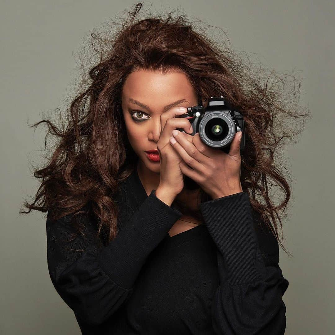 タイラ・バンクスのインスタグラム：「Smize for me.  Why?  It’s National Camera Day. 📷  #nationalcameraday」