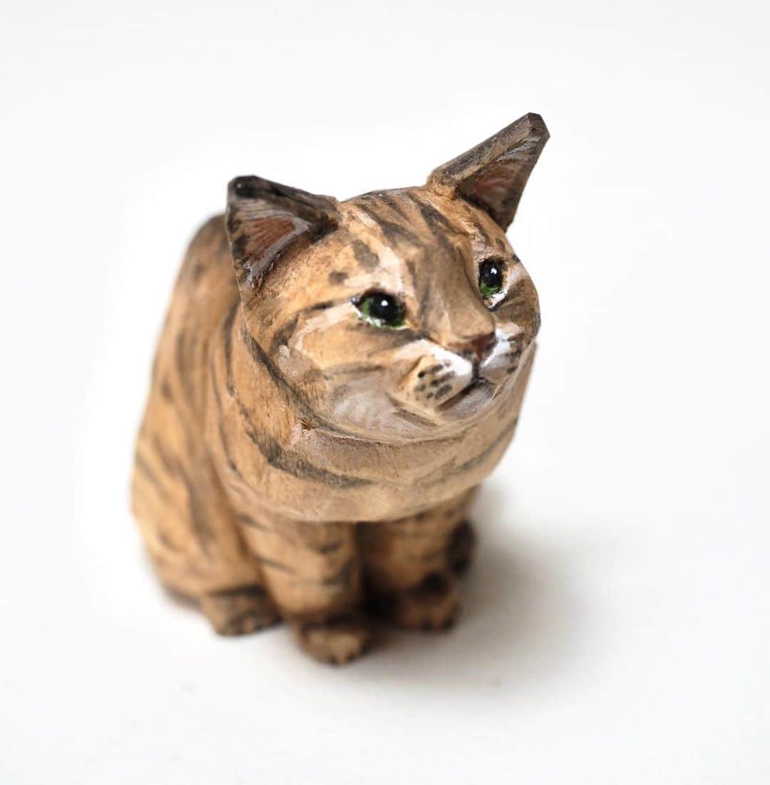 yamanekoのインスタグラム：「名古屋の皆様［ねこねこ展18] にまた今年も参加致します。 家からまるまるとしたこの3匹が参りますので宜しくお願い致します。 7月1日からです。 @qedstorecafe1987   #ねこさいこう #qedstoreandcafe #猫が待っているので帰ります #ねこだすけ展 #ねこ #ねこ部 #ねこすたぐらむ #猫彫刻 #木彫り猫 #バンナイリョウジ #cat#catsculpture #catcarving #woodworking#woodsculpture #ryojibannai」