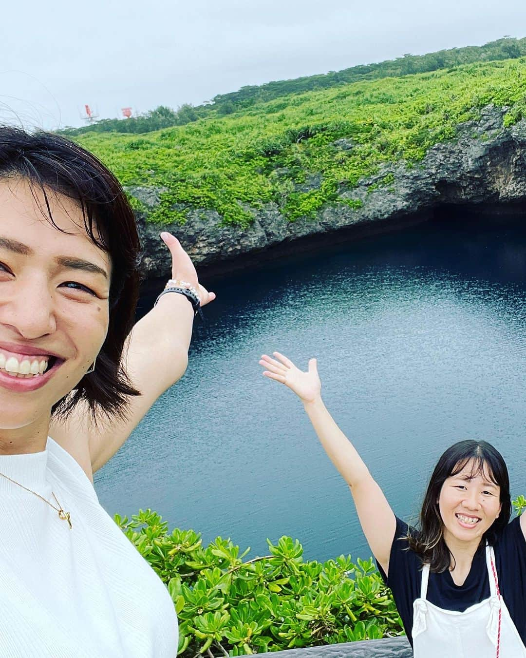 峯村沙紀さんのインスタグラム写真 - (峯村沙紀Instagram)「🏝️MIYAKO🏝️ DAY 1 🩵 ・ ・ 初日からいろんなところに連れて行ってもらったなぁ🥺💕 #通り池 🩵💙 ２つの池が橋の両サイドにあったけど、めちゃくたゃ青かった🥺💕 息を飲むくらい（表現合ってる？）綺麗でした😭🥺  思わず、なんじゃ？っていう1枚目のポーズ😆🤭  そして、 #まなちゃん との身長差がすごくわかるPhotoも💞  林の中歩いているときだけ、雨がポツポツ☂️ 晴れ女を発揮して本当に林を出たら止みました☀️😆☀️  楽しかったなぁ🥺💓  #宮古島 #宮古島観光 #旅行 #沖縄 #沖縄旅行 #宮古島旅行 #最高 ＃海 #凸凹コンビ #おもいで」6月30日 1時34分 - minemuuuno.insta