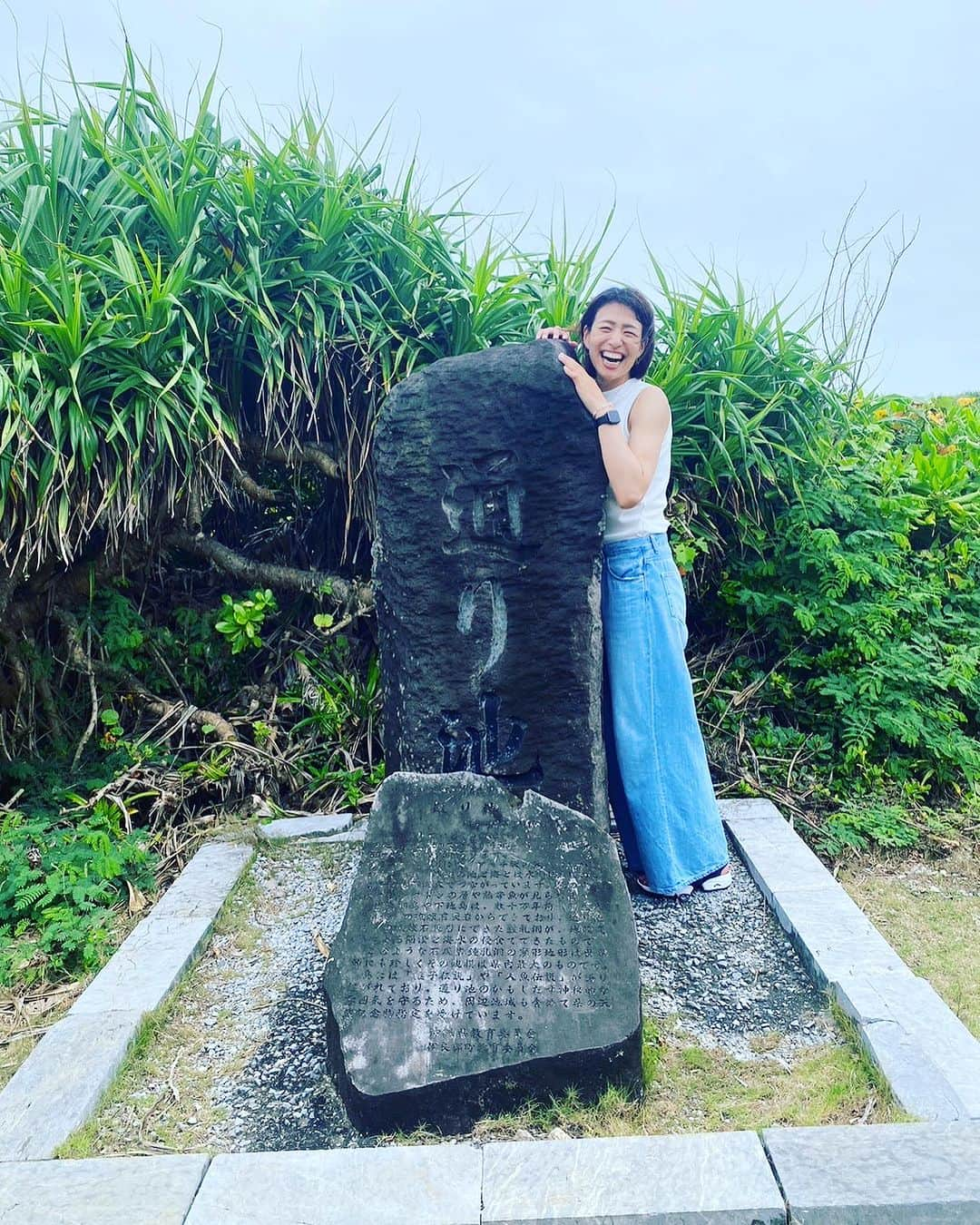 峯村沙紀さんのインスタグラム写真 - (峯村沙紀Instagram)「🏝️MIYAKO🏝️ DAY 1 🩵 ・ ・ 初日からいろんなところに連れて行ってもらったなぁ🥺💕 #通り池 🩵💙 ２つの池が橋の両サイドにあったけど、めちゃくたゃ青かった🥺💕 息を飲むくらい（表現合ってる？）綺麗でした😭🥺  思わず、なんじゃ？っていう1枚目のポーズ😆🤭  そして、 #まなちゃん との身長差がすごくわかるPhotoも💞  林の中歩いているときだけ、雨がポツポツ☂️ 晴れ女を発揮して本当に林を出たら止みました☀️😆☀️  楽しかったなぁ🥺💓  #宮古島 #宮古島観光 #旅行 #沖縄 #沖縄旅行 #宮古島旅行 #最高 ＃海 #凸凹コンビ #おもいで」6月30日 1時34分 - minemuuuno.insta