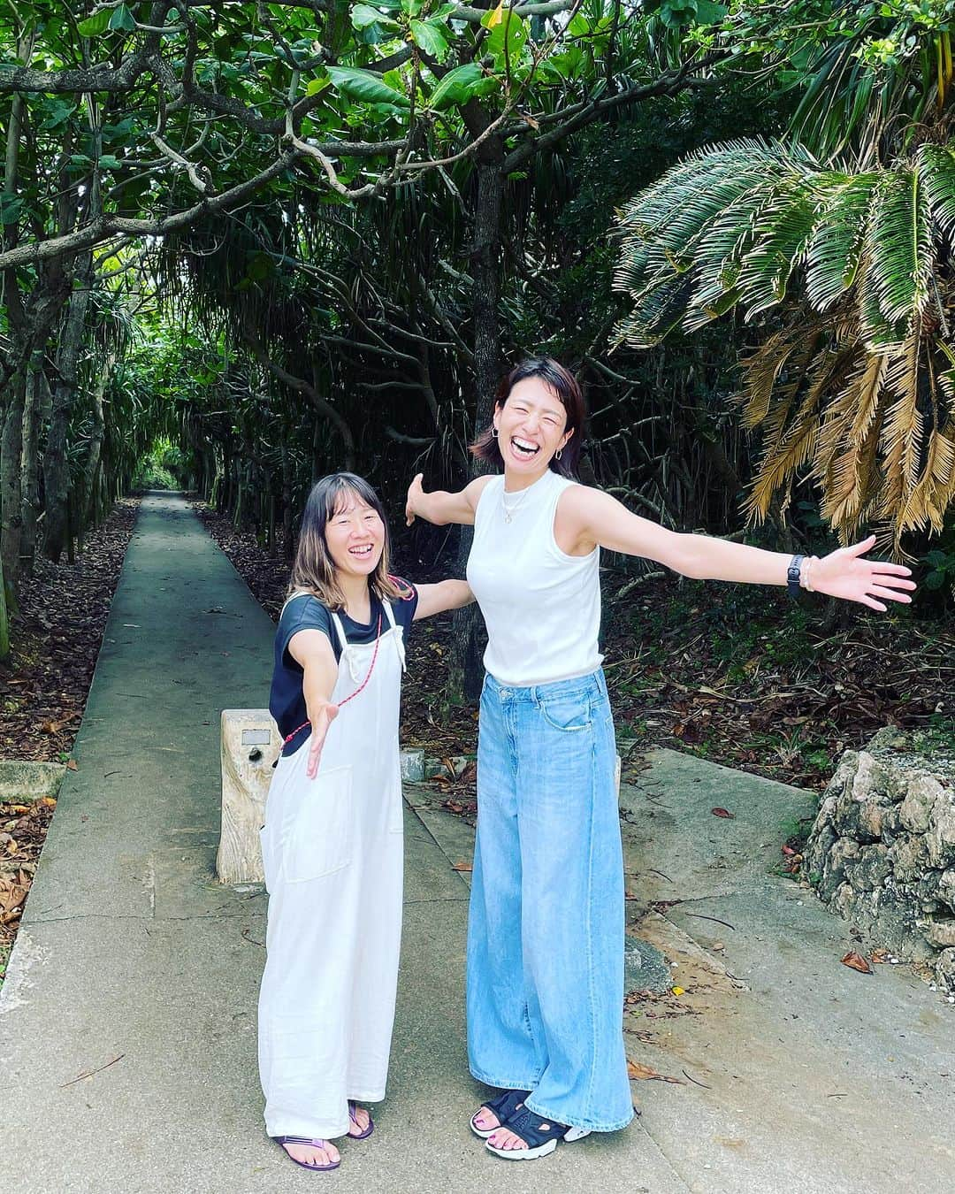 峯村沙紀さんのインスタグラム写真 - (峯村沙紀Instagram)「🏝️MIYAKO🏝️ DAY 1 🩵 ・ ・ 初日からいろんなところに連れて行ってもらったなぁ🥺💕 #通り池 🩵💙 ２つの池が橋の両サイドにあったけど、めちゃくたゃ青かった🥺💕 息を飲むくらい（表現合ってる？）綺麗でした😭🥺  思わず、なんじゃ？っていう1枚目のポーズ😆🤭  そして、 #まなちゃん との身長差がすごくわかるPhotoも💞  林の中歩いているときだけ、雨がポツポツ☂️ 晴れ女を発揮して本当に林を出たら止みました☀️😆☀️  楽しかったなぁ🥺💓  #宮古島 #宮古島観光 #旅行 #沖縄 #沖縄旅行 #宮古島旅行 #最高 ＃海 #凸凹コンビ #おもいで」6月30日 1時34分 - minemuuuno.insta