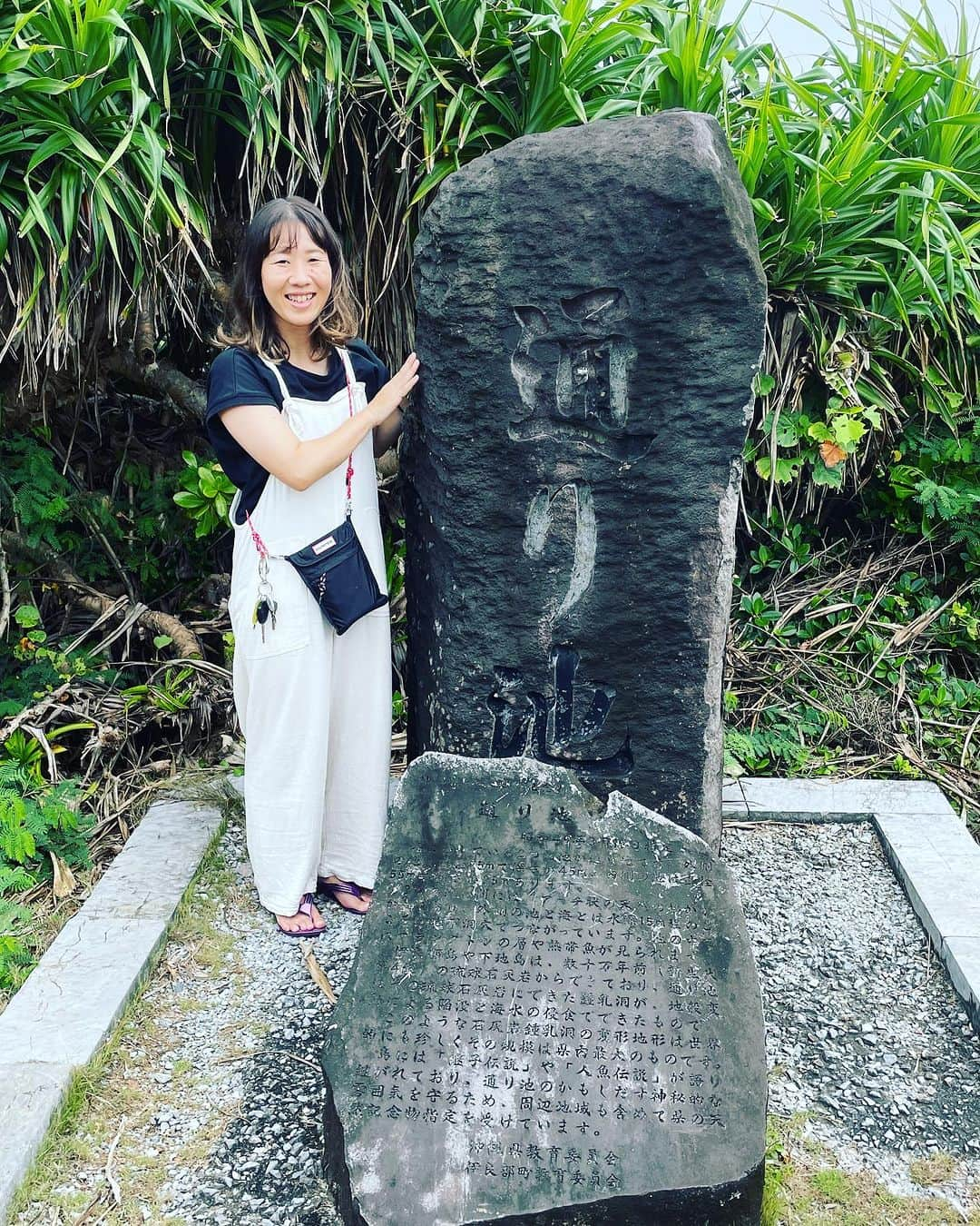 峯村沙紀さんのインスタグラム写真 - (峯村沙紀Instagram)「🏝️MIYAKO🏝️ DAY 1 🩵 ・ ・ 初日からいろんなところに連れて行ってもらったなぁ🥺💕 #通り池 🩵💙 ２つの池が橋の両サイドにあったけど、めちゃくたゃ青かった🥺💕 息を飲むくらい（表現合ってる？）綺麗でした😭🥺  思わず、なんじゃ？っていう1枚目のポーズ😆🤭  そして、 #まなちゃん との身長差がすごくわかるPhotoも💞  林の中歩いているときだけ、雨がポツポツ☂️ 晴れ女を発揮して本当に林を出たら止みました☀️😆☀️  楽しかったなぁ🥺💓  #宮古島 #宮古島観光 #旅行 #沖縄 #沖縄旅行 #宮古島旅行 #最高 ＃海 #凸凹コンビ #おもいで」6月30日 1時34分 - minemuuuno.insta