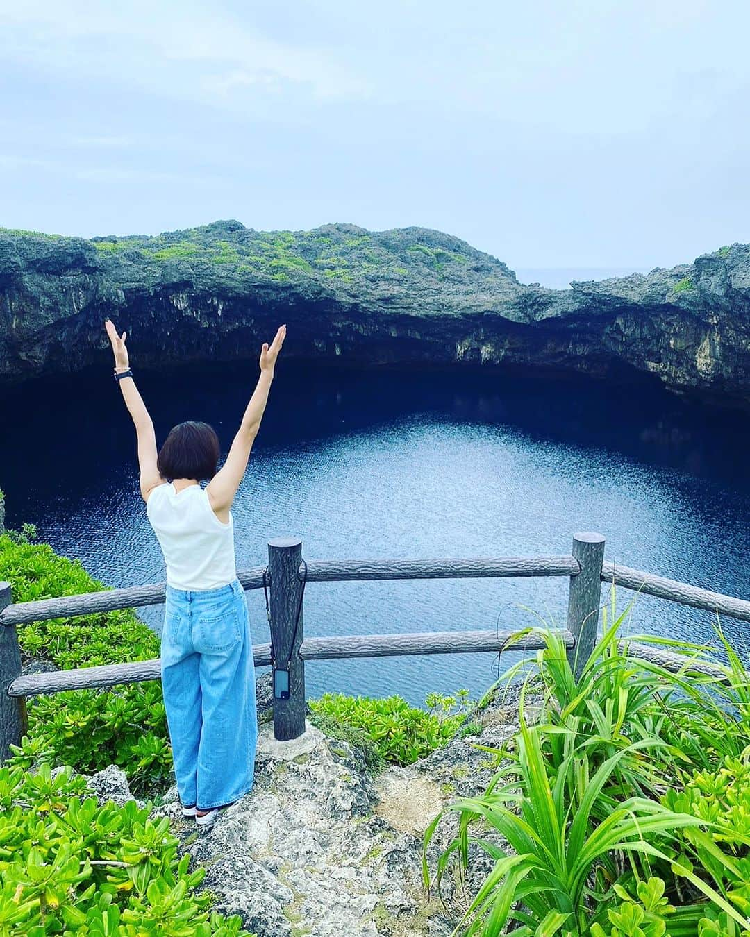 峯村沙紀のインスタグラム：「🏝️MIYAKO🏝️ DAY 1 🩵 ・ ・ 初日からいろんなところに連れて行ってもらったなぁ🥺💕 #通り池 🩵💙 ２つの池が橋の両サイドにあったけど、めちゃくたゃ青かった🥺💕 息を飲むくらい（表現合ってる？）綺麗でした😭🥺  思わず、なんじゃ？っていう1枚目のポーズ😆🤭  そして、 #まなちゃん との身長差がすごくわかるPhotoも💞  林の中歩いているときだけ、雨がポツポツ☂️ 晴れ女を発揮して本当に林を出たら止みました☀️😆☀️  楽しかったなぁ🥺💓  #宮古島 #宮古島観光 #旅行 #沖縄 #沖縄旅行 #宮古島旅行 #最高 ＃海 #凸凹コンビ #おもいで」