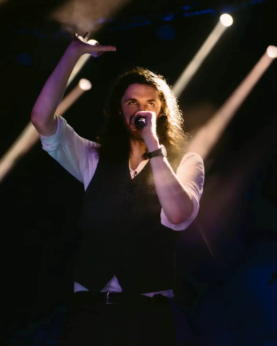 ホージアのインスタグラム：「Killarney! So good to be back in Kerry and take to the stage with our own @ajax_ryan on his home soil. Thanks for joining us and offering such an amazing reception 🖤  📷  @ruthlessimagery」