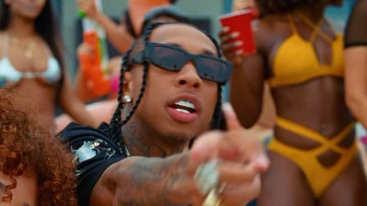 タイガのインスタグラム：「Westcoast Weekend Video Out Now🏝️🏝️☀️☀️👙👙」