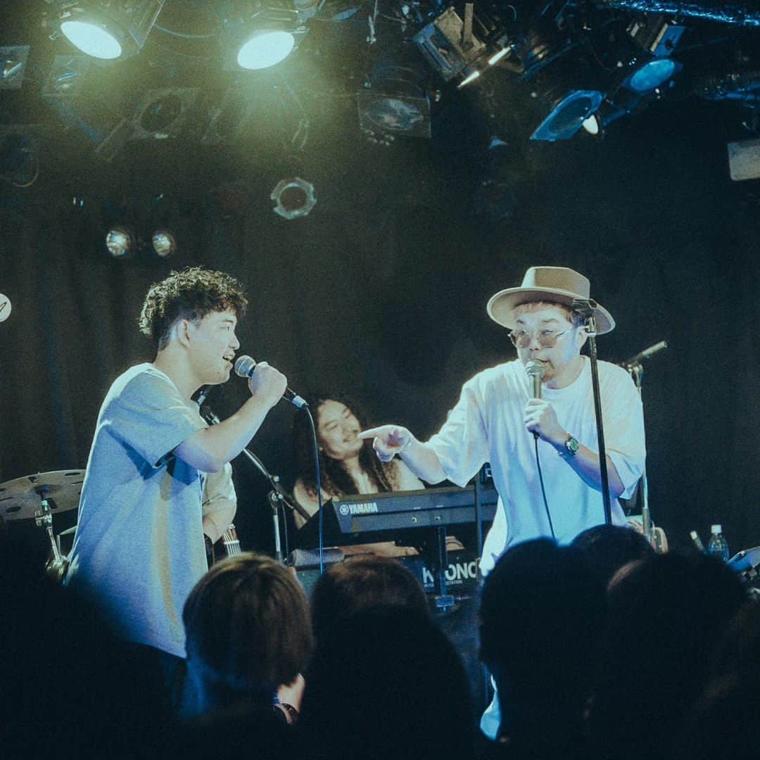 西寺郷太のインスタグラム：「ライブの思い出を小出しにするやつ  郷太さん。 Podcastで初めてお会いしたのが１年半ほど前。 そこから僕が勝手に音楽の道の師匠と仰ぎ、色々なものを勉強させていただいている。 膨大な知識、無限にある引き出しはまさに天才と呼ばれるに相応しいし、プロとしての幾多の経験も確かな耳やセンスも、お話するたびに才能を思い知らされる。 郷太さんなくして僕の初舞台はなかったわけで、これはもう足を向けて眠れないわけであります。  しかしですね、今回のライブを通して郷太さんの数ある才能の中でも天才的な能力は、「周りの人間が自由に能力を最大限発揮できる場をつくること」なのかもしれないと、僭越ながらワタクシは思ったのであります。  こんな青二才の僕ですら、きもちよーーくライブをやらせていただけているのが何よりの証拠ですわな。 もちろん緊張はしたけれど、萎縮はすることなく、僕にもやれるんだ、と自信をもたせてくれる。 それは郷太さんの持つ空気感なのかな、と。 レベル１の僕に対してですら、おごることもなく、謙ることもなく、リスペクトを持って対等に話を聞いてくれる。　 そんな大人あんまりいないでしょう。  それは、チームとして物事を進めるときにキャプテンにいちばん大事な能力なんじゃないかと思う。  今回もみんな若いメンバーで郷太さんが一番偉いはずなのに、当たり前のように全然偉そうじゃない。 いいものは普通に取り入れるし、こだわりたいところはこだわりを語る。  MCで郷太さんは「どうしたらヤマちゃんみたいな息子が育つのか…」なんて仰っていたが、僕としては「いつか郷太さんみたいな可愛らしくてかっこいい大人になれたらなあ…」と思っているわけです。  目上の方を褒めるということ自体なんだかそもそもおこがましいので何なんだこの文章はという感じなのだけれど、シンプルに、人として感銘と衝撃をうけたので、感謝とともにまとめました。  音楽の道は、同時に当然人生の道そのものでもあるわけで。 はじめの一歩で素敵な人に出会えてよかったなあ…と改めてライブを経て思っているのであります。  これからもお世話になります…！  またレコードください！！！  photo by @sana_0811_」