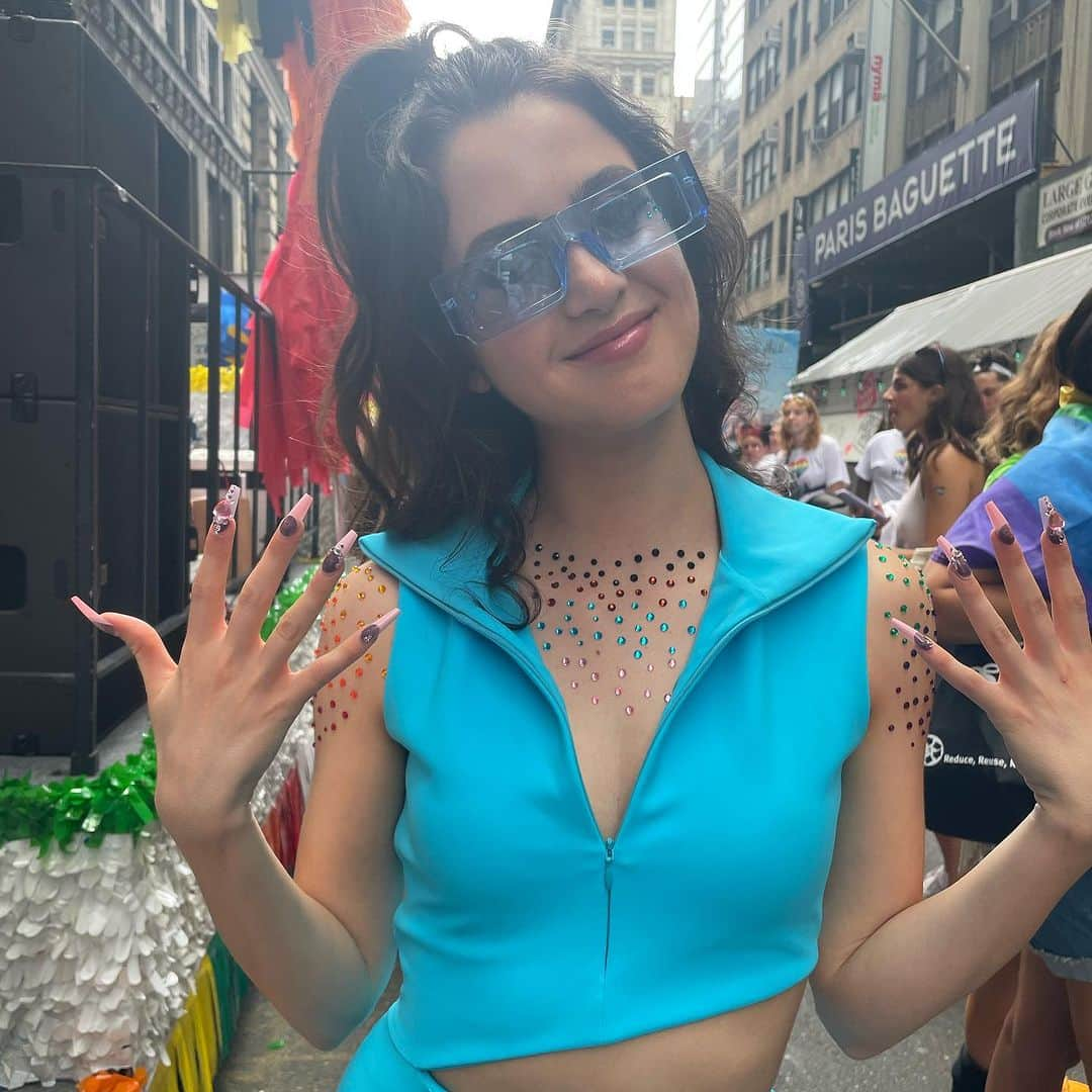 ローラ・マラノさんのインスタグラム写真 - (ローラ・マラノInstagram)「New York knows how to do pride 🏳️‍🌈❤️😊」6月30日 1時48分 - lauramarano