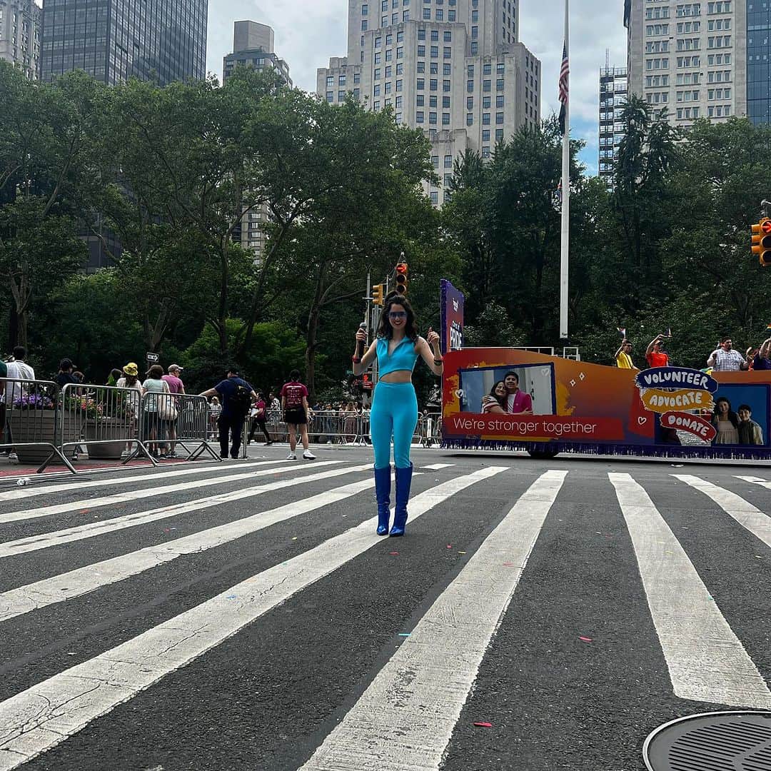 ローラ・マラノさんのインスタグラム写真 - (ローラ・マラノInstagram)「New York knows how to do pride 🏳️‍🌈❤️😊」6月30日 1時48分 - lauramarano