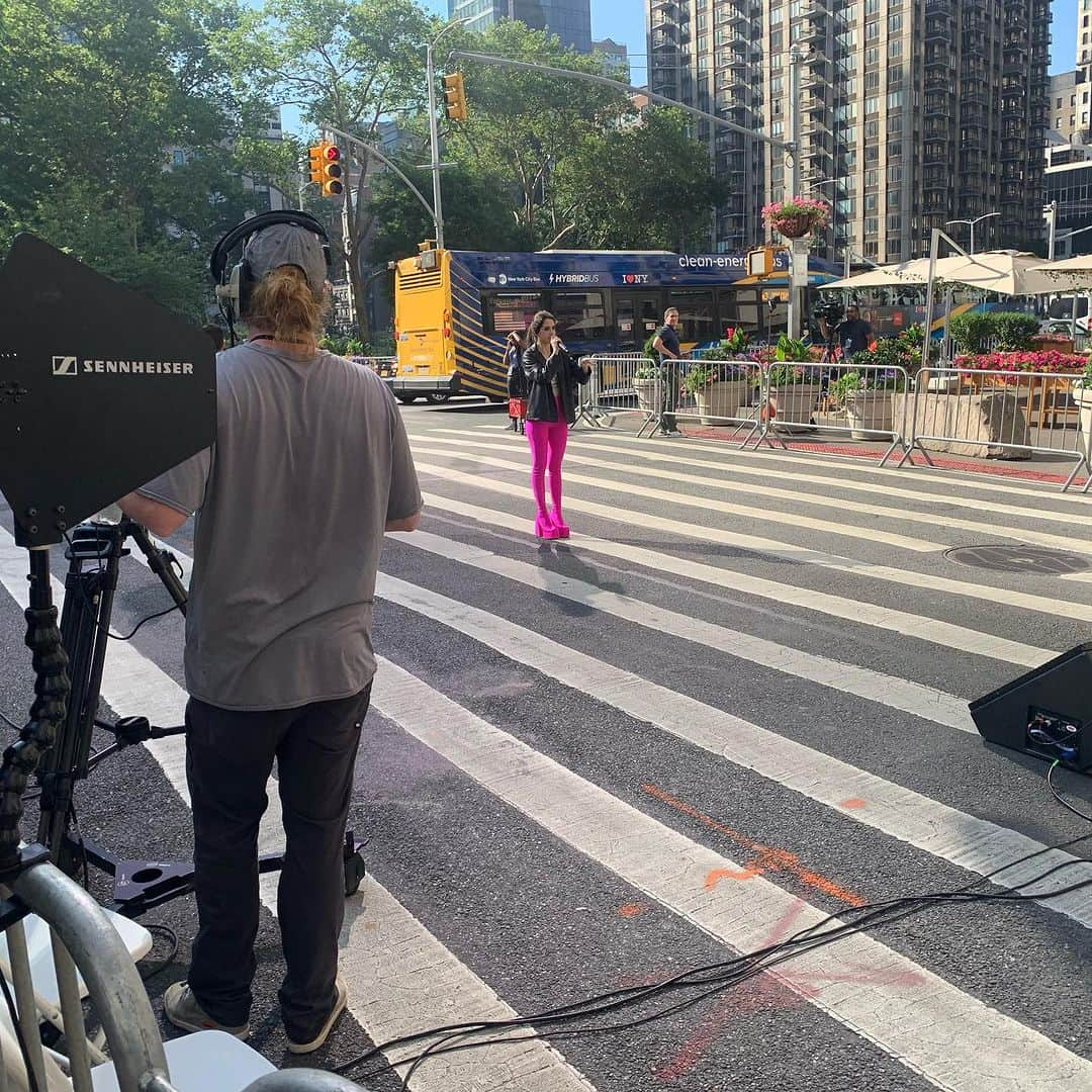 ローラ・マラノさんのインスタグラム写真 - (ローラ・マラノInstagram)「New York knows how to do pride 🏳️‍🌈❤️😊」6月30日 1時48分 - lauramarano