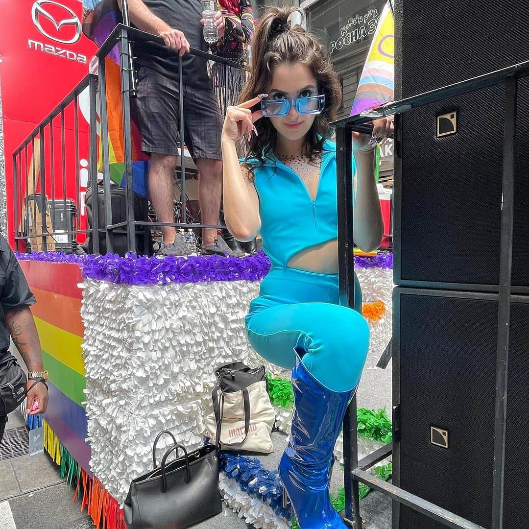 ローラ・マラノのインスタグラム：「New York knows how to do pride 🏳️‍🌈❤️😊」