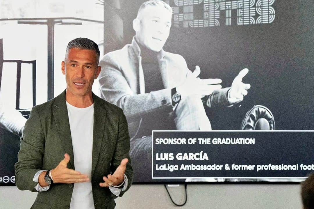 ルイス・ハビエル・ガルシア・サンスのインスタグラム：「Honoured to be part today of the Graduation Ceremony at ESC Laliga & NBA and share some of my experiences growing up, finding my place as a Profesional Football player. All the best to all the participants on the next chapter and congratulations for what you have achieved, remember...This is just the Beginning !!  #Football #keynotes #MoreThanaGame」