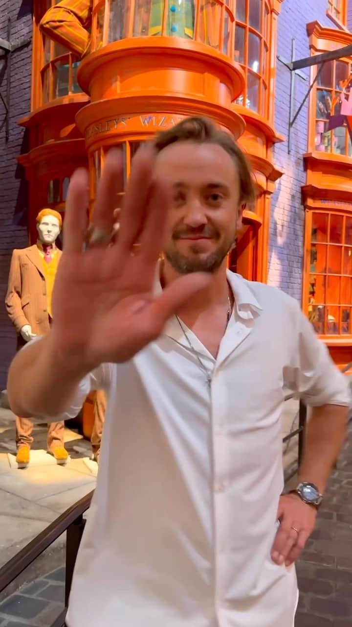 トム・フェルトンのインスタグラム：「It’s giving Draco Malfoy in his Ministry of Magic era 🐍  @t22felton ✨ @WBTourTokyo! . . . マルフォイと魔法省を探検！🐍  #トムフェルトン @t22felton が  #ハリポタツアー の新しいセットを訪れてくれました！✨  #ハリポタツアー #WBTourTokyo」