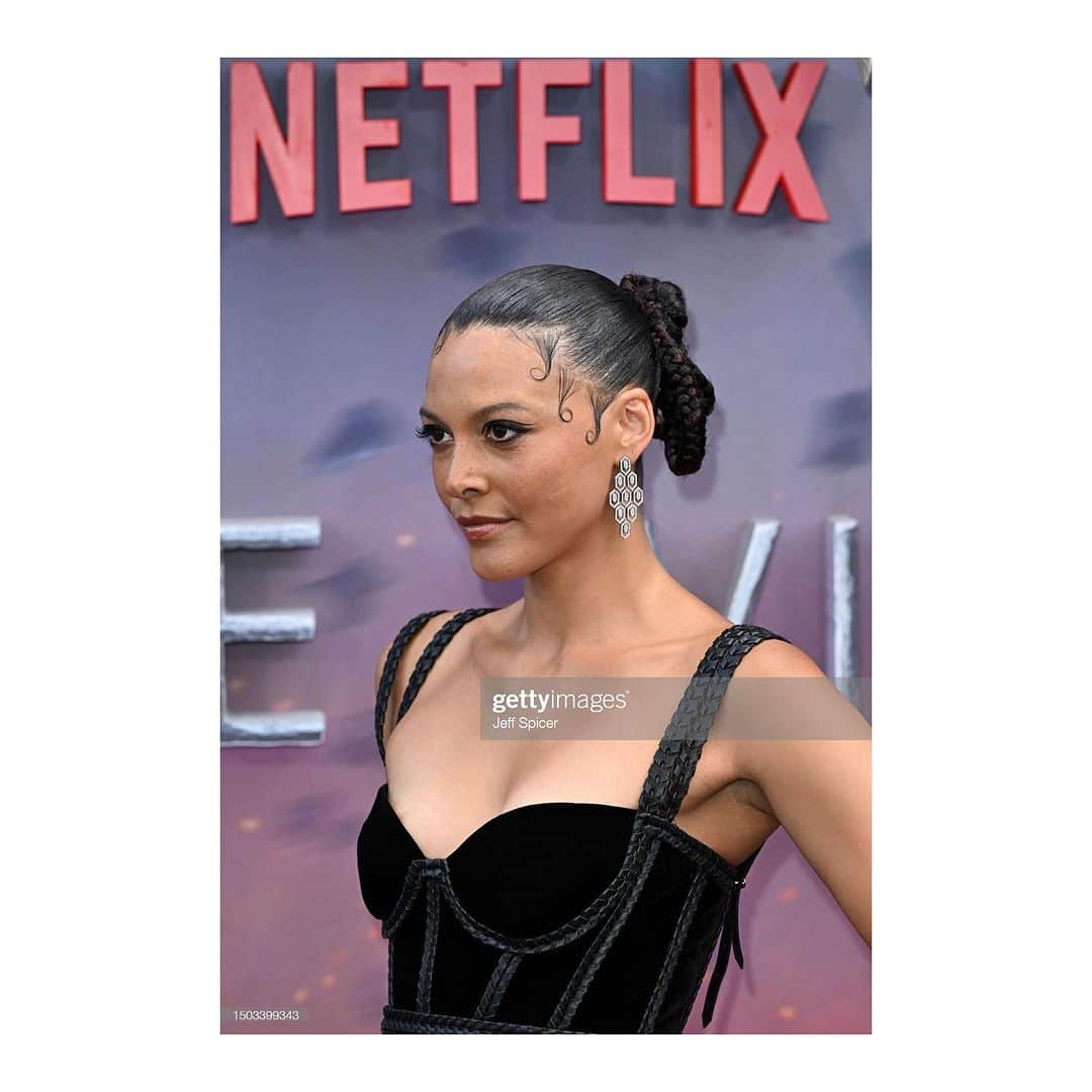 メシア・シムソンさんのインスタグラム写真 - (メシア・シムソンInstagram)「The Witcher Season 3 Premiere 🧝🏼‍♀️  A massive thank you to my talented glam team who helped put together yesterdays look ♥️  Stylists - @najats & @harrietnicolsonstylist   Hair - @nicola_harrowell   Makeup - @minnie_mua   Facial - @dthomasclinic   Dress - @aadnevikofficial  Jewellery - @bulgari  Shoes - @gianvitorossi  Bag - @newbottega via @cocoonclub」6月30日 1時58分 - meciasimson