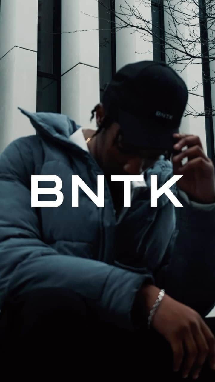 クリスティアン・ベンテケのインスタグラム：「I’m immensely proud to announce BNTK’s first drop is now LIVE!   500 uniquely numbered caps. Join me in making a statement with BNTK.   Grab yours now. Link in my bio 📲  #BNTK #Leaveyourmark」