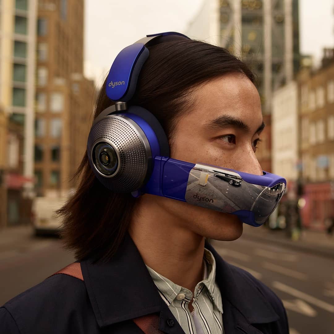 Dysonのインスタグラム：「Engineered to deliver pure audio and pure air.   With an attachable contact-free visor to deliver purified air to your nose and mouth. To help reduce the amount of pollen you breathe in this allergy season. ¹  ¹Tested by an independent third-party test lab in a laboratory setting, against Japanese Cedar and Ragweed pollens at max air flow setting. Performance may vary based on environmental conditions and usage  #DysonZone #DysonHeadphones #AllergySeason #PureAudioPureAir #DysonTechnology」