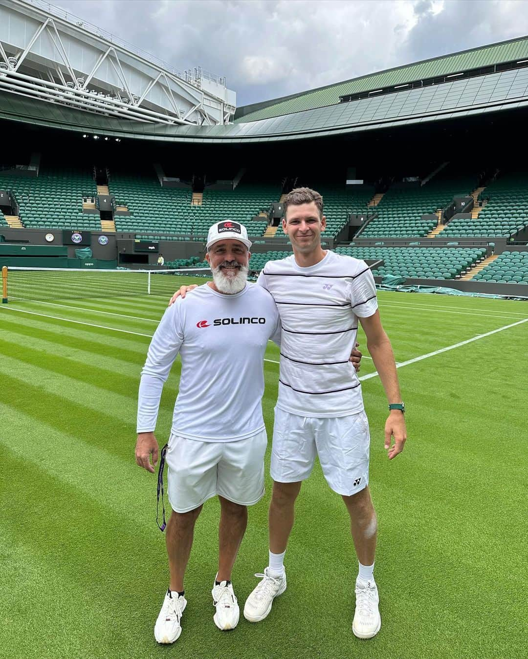 フベルト・フルカチュのインスタグラム：「Great to be back at this special place🤩 @wimbledon」