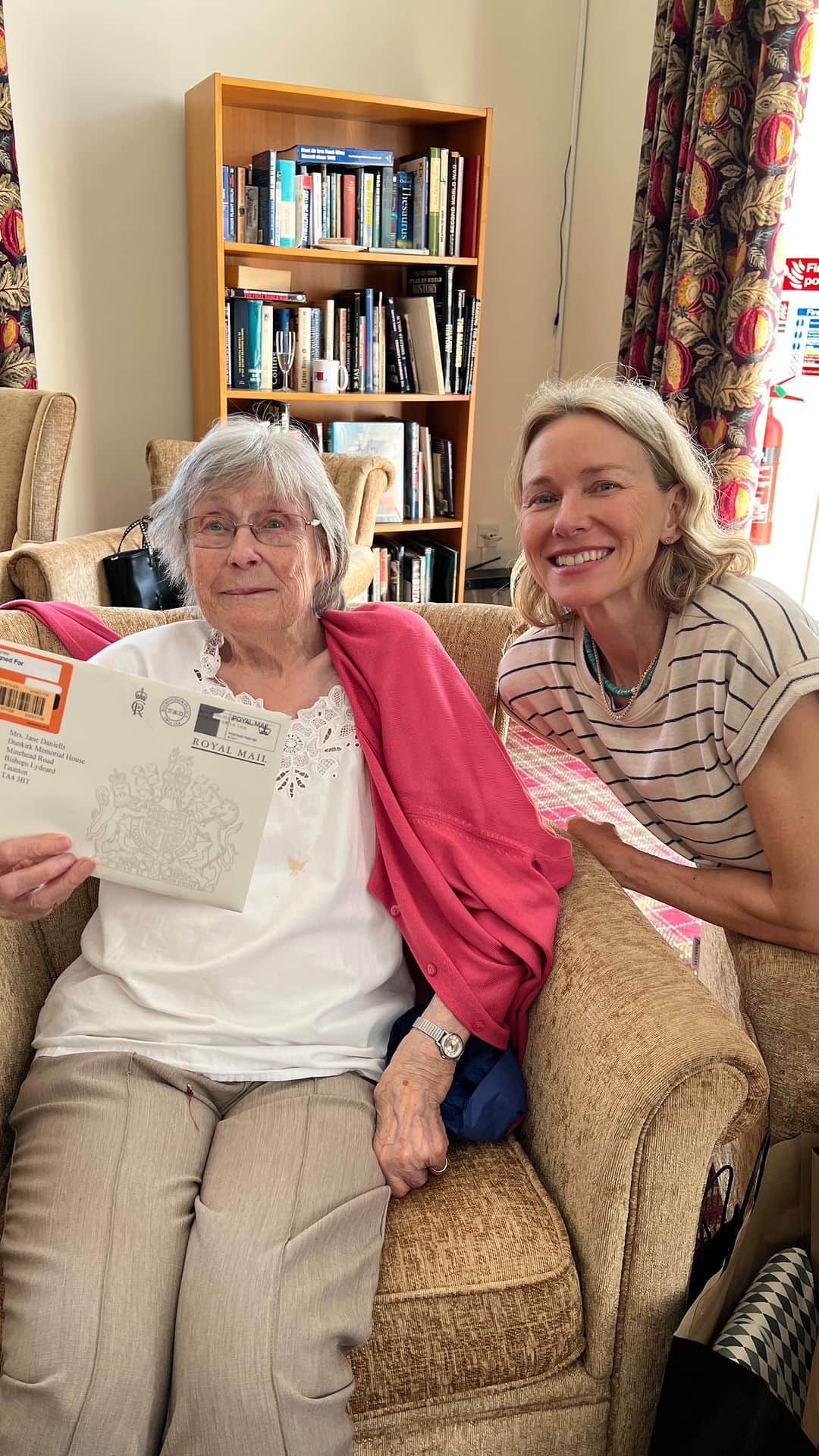 ナオミ・ワッツのインスタグラム：「My 🇬🇧 granny turned 100 today!! So i took a road trip with some favorite snacks. Met her sisters and all the relatives… and then 💥boom💥 a very fancy letter from the KING!! 🇬🇧🤴」