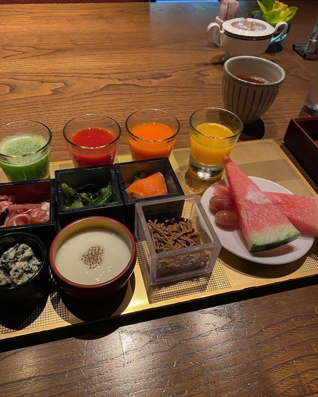 Akaneさんのインスタグラム写真 - (AkaneInstagram)「日本庭園を眺めながらの朝ごはん🌿 和食が一番好き😋 お宿を出てから人力車に乗ったんだけど とっても面白い方で楽しかった♩ ステッカー集めないと😆」6月30日 2時22分 - 117akane