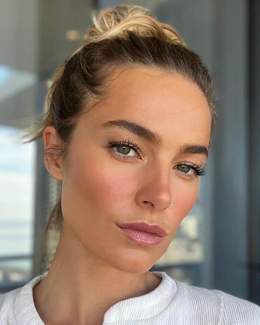 ブリジット・マルコムのインスタグラム：「Today on set - after @anariz1 & @moizalladina, freshly woke up 🦁 and my reflection 🌈」