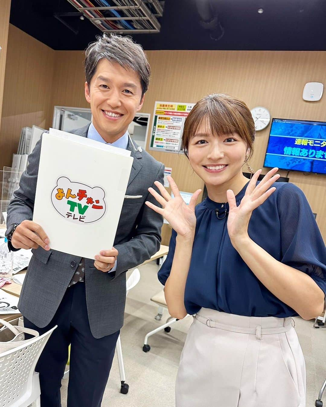 清水麻椰のインスタグラム：「今日の #よんチャンTV は 河田アナ・野嶋アナがお休みのため 山中アナとスタジオを担当しました🦁🌟  慣れない仕事、初めての仕事！ 昨夜は久しぶりになかなか眠れない夜を過ごし、今日の本番直前までものすご〜く緊張していました😇  一枚目、オンエア前の心ここに在らずな笑顔🤣  二枚目、リラックスしてきた後半戦 メイク直しをしてもらってると…  三枚目、「変な顔してるね〜」と山中さんに真似されました😬⚡️  頼もしい先輩・山中アナと 出演者の皆さんに支えられ乗り切った３時間… いい勉強になりました！  来週は中継です！お楽しみに！」